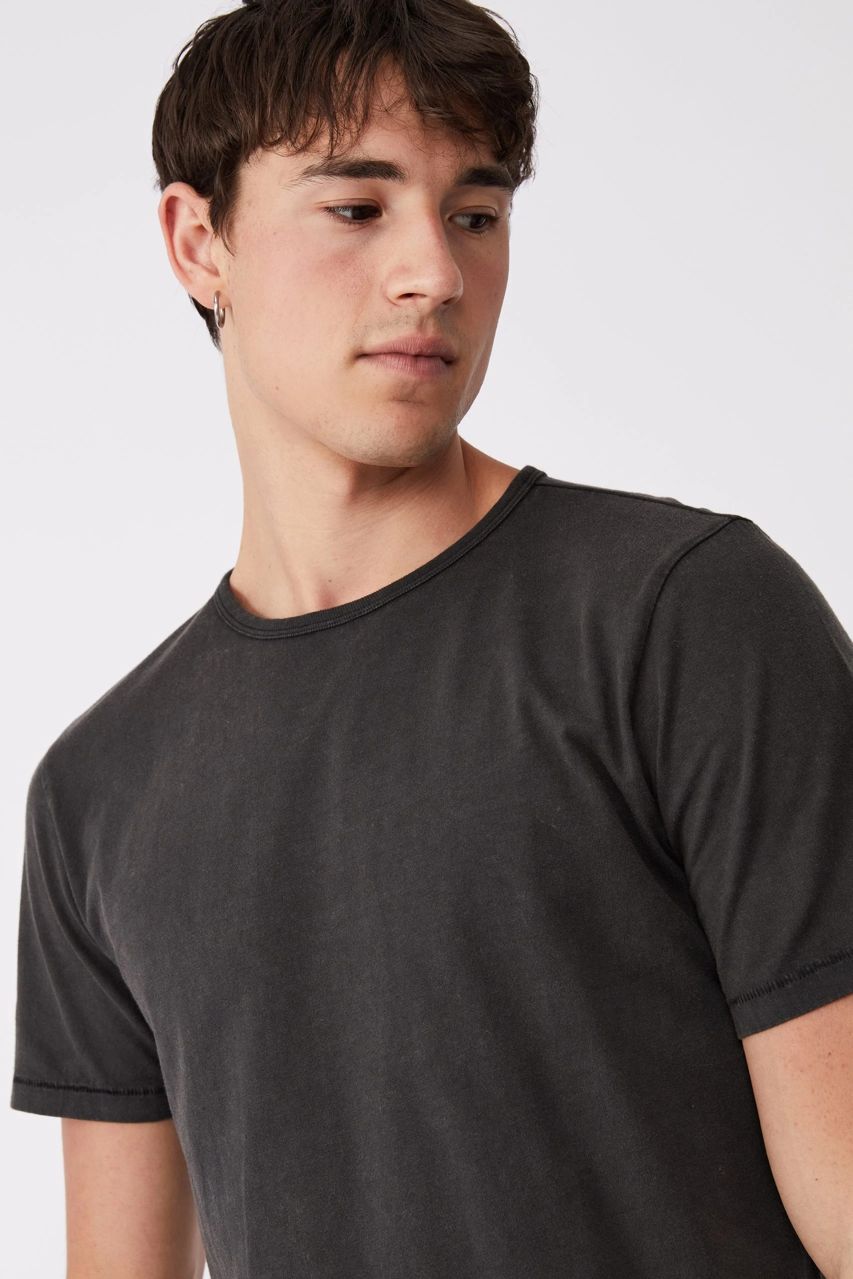 Cotton On Men Scooped Hem T-Shirt 2 Cotton On Men Scooped Hem T-Shirt - Image 2